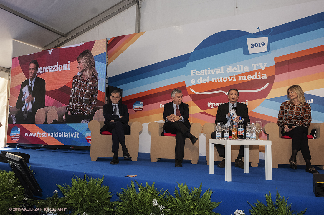 DSCF5530.jpg - 4/05/2019. Dogliani 2-5Maggio. Festival della TV avente come tema#percezioni, 4 giorni di dialoghi, confronti sguardi verso il mondo di domani. Nella foto alcuni partecipanti all'incontro " L'Europa Ã¨ ancora nel nostro futuro ?",  Carlo Verdelli direttore di Repubblica, Maurizio Molinari direttore di La Stampa, Fabio Tamburini direttore del Sole 24 Ore, la conduttrice Sarah Varetto