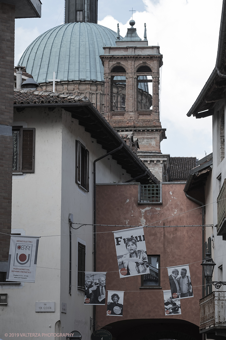 _DSF5081.jpg - 04/05/2019. Dogliani 2-5Maggio. Festival della TV avente come tema#percezioni, 4 giorni di dialoghi, confronti sguardi verso il mondo di domani. Nella foto partecipanti all'incontro uno dei vicoli del centro di Dogliani con immagini che ricordano edizioni passate dell'evento