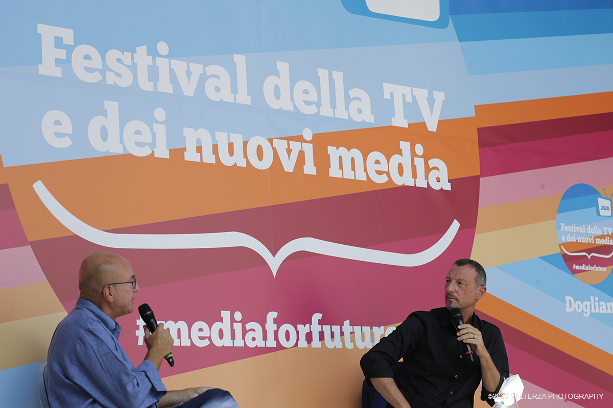 _G3I7517.jpg - 05/09/2020. Dogliani.Festival della TV #media for future. Come sta cambiando la Televisione? In che modo i Nuovi Media stanno invadendo il campo della comunicazione tradizionale? Quali programmi guarderemo domani? E dove li guarderemo? Nella foto i partecipanti all'incontro "Amadeus si racconta" Amadeus conduttore televisivo e Aldo Cazzullo Giornalista e scrittore