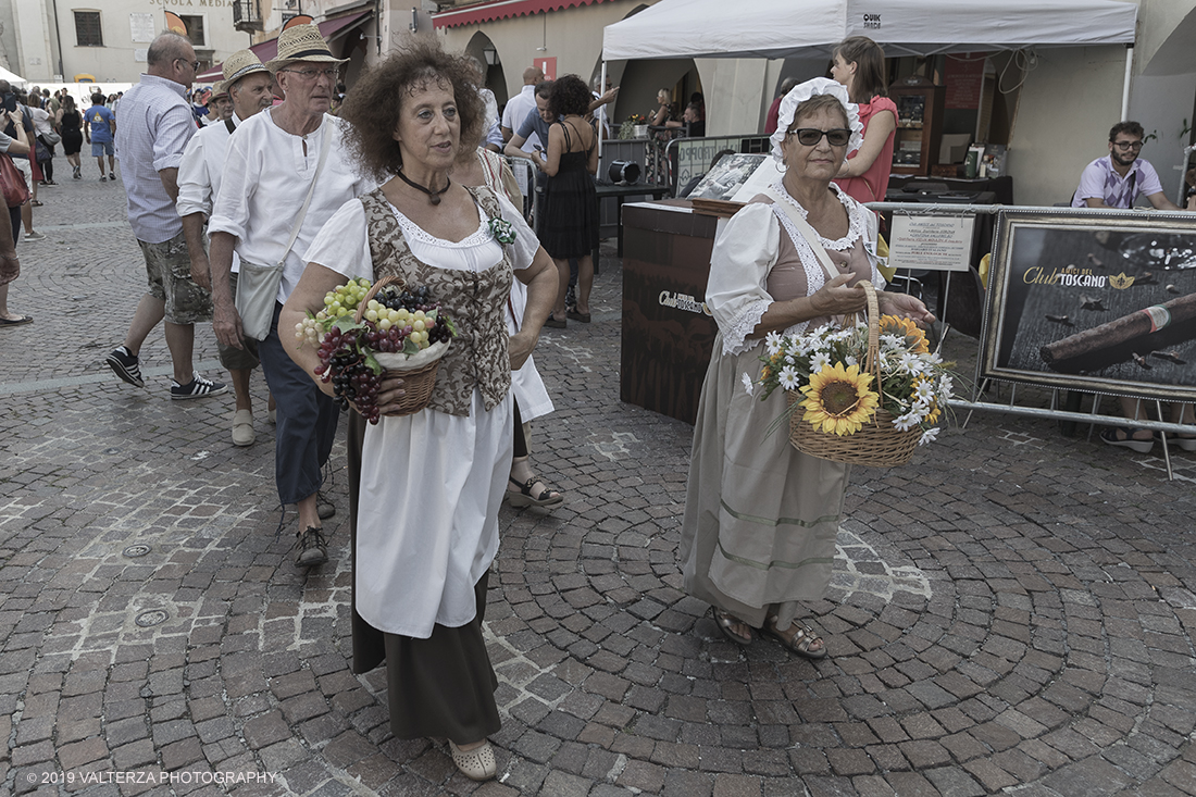 _G3I3448.jpg - 01/09/2019. Carmagnola. TO. Concorso del Peperone  Riservato ai produttori dellâ€™area di coltivazione del Peperone di Carmagnola, si premiano i migliori esemplari i dei quattro ecotipi locali: quadrato, lungo o corno di bue, trottola e tumaticot. Nella foto figuranti della sfilata in costumi storici della festa di Re Peperone della bella Povronera.