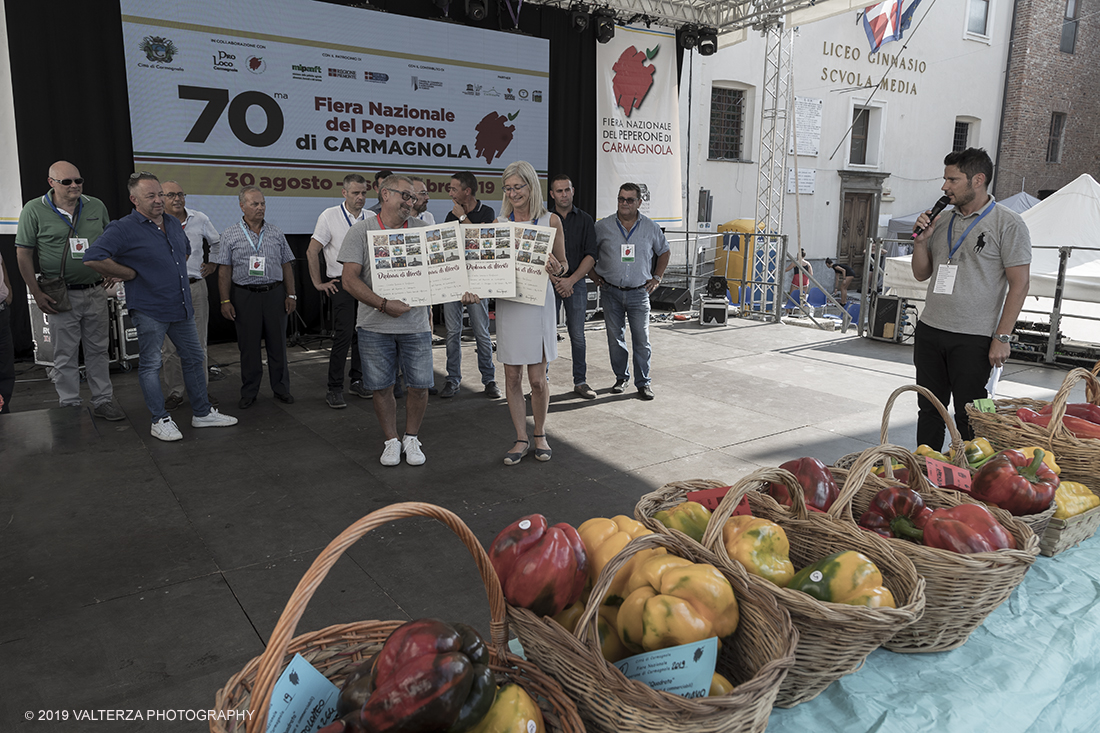 _G3I3806.jpg - 01/09/2019. Carmagnola. TO. Concorso del Peperone  Riservato ai produttori dellâ€™area di coltivazione del Peperone di Carmagnola, si premiano i migliori esemplari i dei quattro ecotipi locali: quadrato, lungo o corno di bue, trottola e tumaticot. Nella foto un momento della premiazione dei vincitori il concorso del Peperone