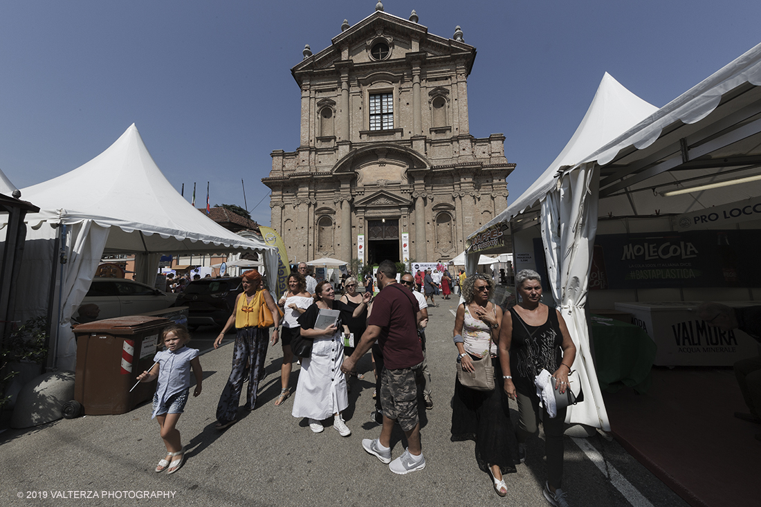 _X9B0390.jpg - 01/09/2019. Carmagnola. TO. Concorso del Peperone  Riservato ai produttori dellâ€™area di coltivazione del Peperone di Carmagnola, si premiano i migliori esemplari i dei quattro ecotipi locali: quadrato, lungo o corno di bue, trottola e tumaticot. Nella foto visitatori all'nterno della fiera.