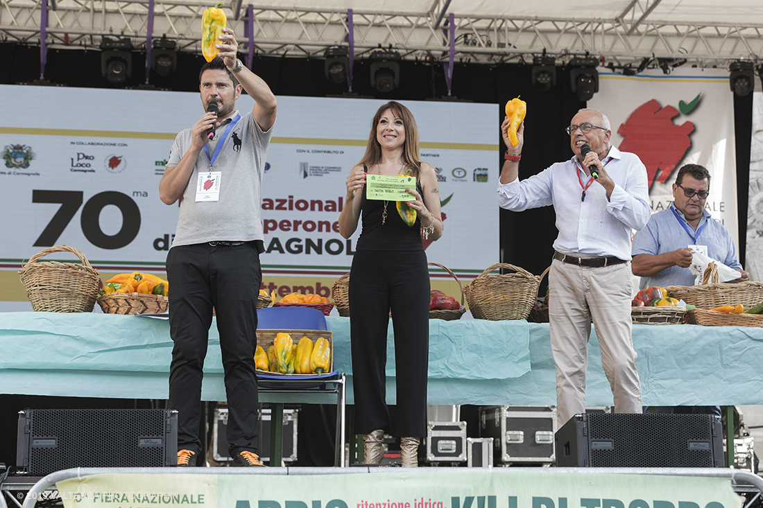 _X9B0610.jpg - 01/09/2019. Carmagnola. TO. Concorso del Peperone  Riservato ai produttori dellâ€™area di coltivazione del Peperone di Carmagnola, si premiano i migliori esemplari i dei quattro ecotipi locali: quadrato, lungo o corno di bue, trottola e tumaticot. Nella foto un momento dell'asta benefica dei peperoni premiati a favore dell'Ass. Angeli di Ninfa con la partecipazione di "TINTO"