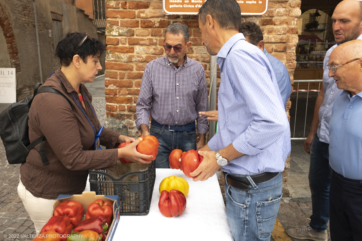 DSCF1871.jpg - 04/09/2022. Carmagnola. Nell'ambito della 73^ edizione della fiera Fiera Ã¨ andato in scena il peperone day 2022 , torna la nuova edizione della Festa di Re Peperone e della Bela Povronera, con sfilata delle maschere. Nella foto selezione dei peperoni ammessi al tradizionale concorso fatta dai verificatori con i produttori