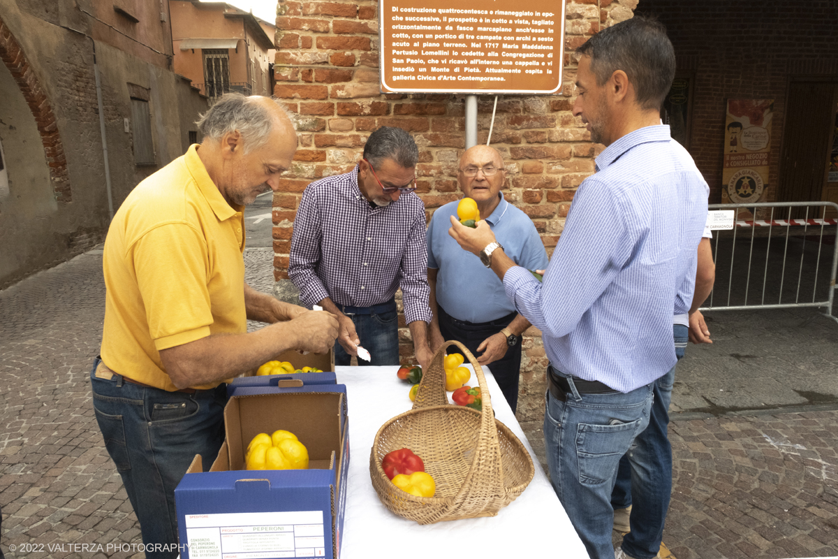 DSCF1899.jpg - 04/09/2022. Carmagnola. Nell'ambito della 73^ edizione della fiera Fiera Ã¨ andato in scena il peperone day 2022 , torna la nuova edizione della Festa di Re Peperone e della Bela Povronera, con sfilata delle maschere. Nella foto selezione dei peperoni ammessi al tradizionale concorso fatta dai verificatori con i produttori