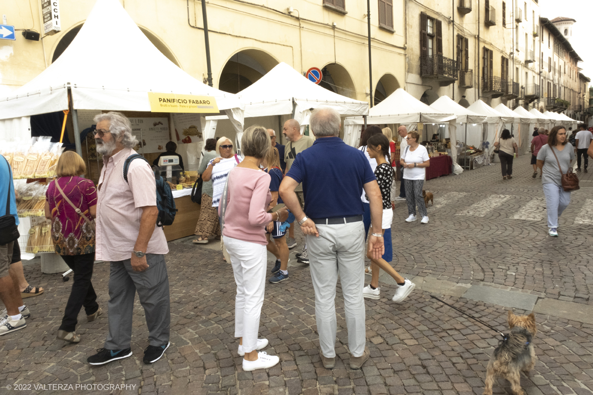 DSCF1966.jpg - 04/09/2022. Carmagnola. Nell'ambito della 73^ edizione della fiera Fiera Ã¨ andato in scena il peperone day 2022 , torna la nuova edizione della Festa di Re Peperone e della Bela Povronera, con sfilata delle maschere. Nella foto in giro per la fiera.