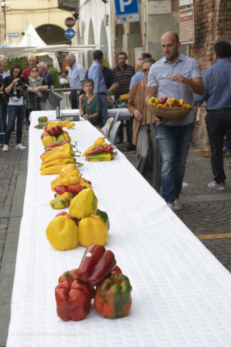 DSCF2030.jpg - 04/09/2022. Carmagnola. Nell'ambito della 73^ edizione della fiera Fiera Ã¨ andato in scena il peperone day 2022 , torna la nuova edizione della Festa di Re Peperone e della Bela Povronera, con sfilata delle maschere. Nella foto peperoni selezionati in attesa della pesatura