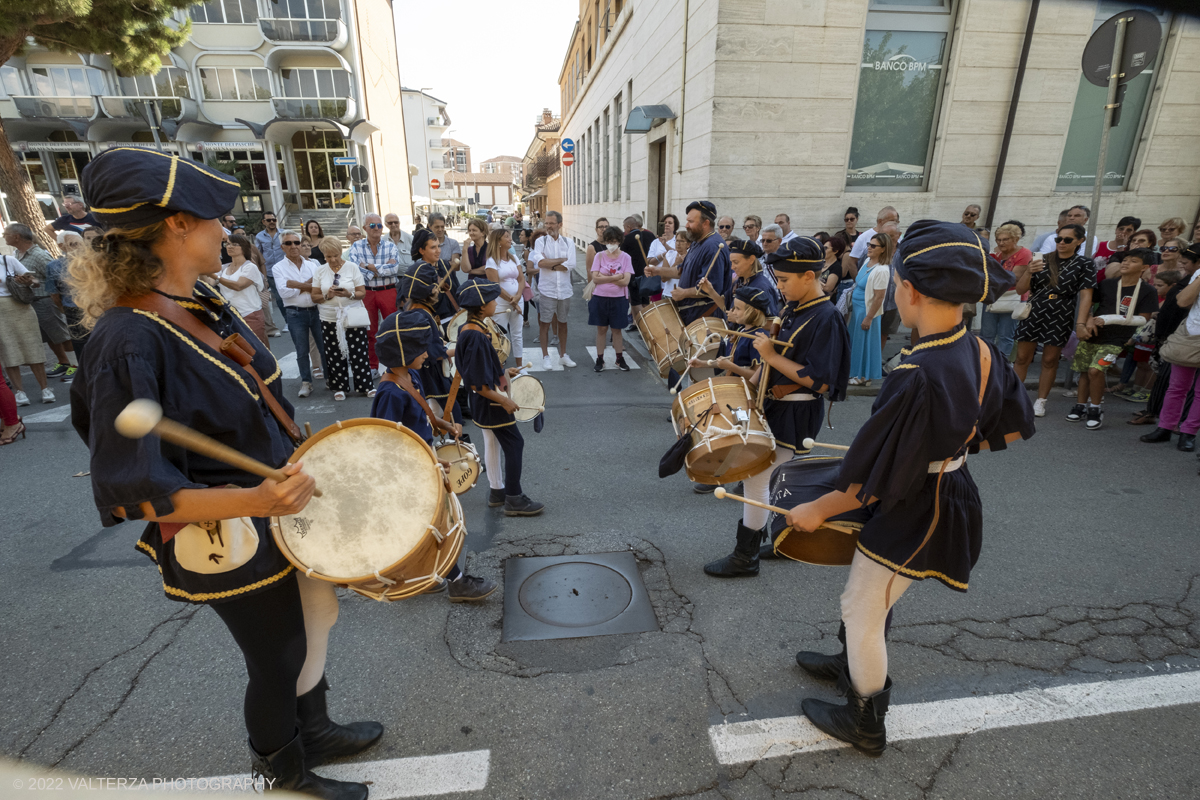 DSCF2323.jpg - 04/09/2022. Carmagnola. Nell'ambito della 73^ edizione della fiera Fiera Ã¨ andato in scena il peperone day 2022 , torna la nuova edizione della Festa di Re Peperone e della Bela Povronera, con sfilata delle maschere. Nella foto esibizione dei tamburini che aprono il corteo storico