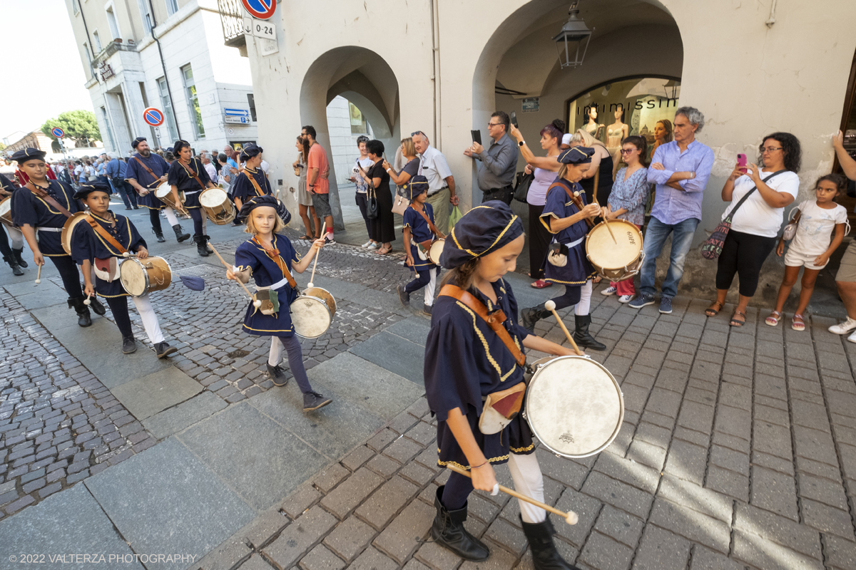 DSCF2555.jpg - 04/09/2022. Carmagnola. Nell'ambito della 73^ edizione della fiera Fiera Ã¨ andato in scena il peperone day 2022 , torna la nuova edizione della Festa di Re Peperone e della Bela Povronera, con sfilata delle maschere. Nella foto esibizione dei tamburini che aprono il corteo storico