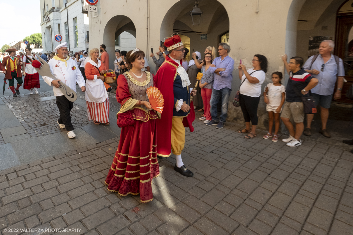 DSCF2591.jpg - 04/09/2022. Carmagnola. Nell'ambito della 73^ edizione della fiera Fiera Ã¨ andato in scena il peperone day 2022 , torna la nuova edizione della Festa di Re Peperone e della Bela Povronera, con sfilata delle maschere. Nella foto il gruppo storico del Re peperone e della bella Povronera guida il corteo della sfilata delle maschere.