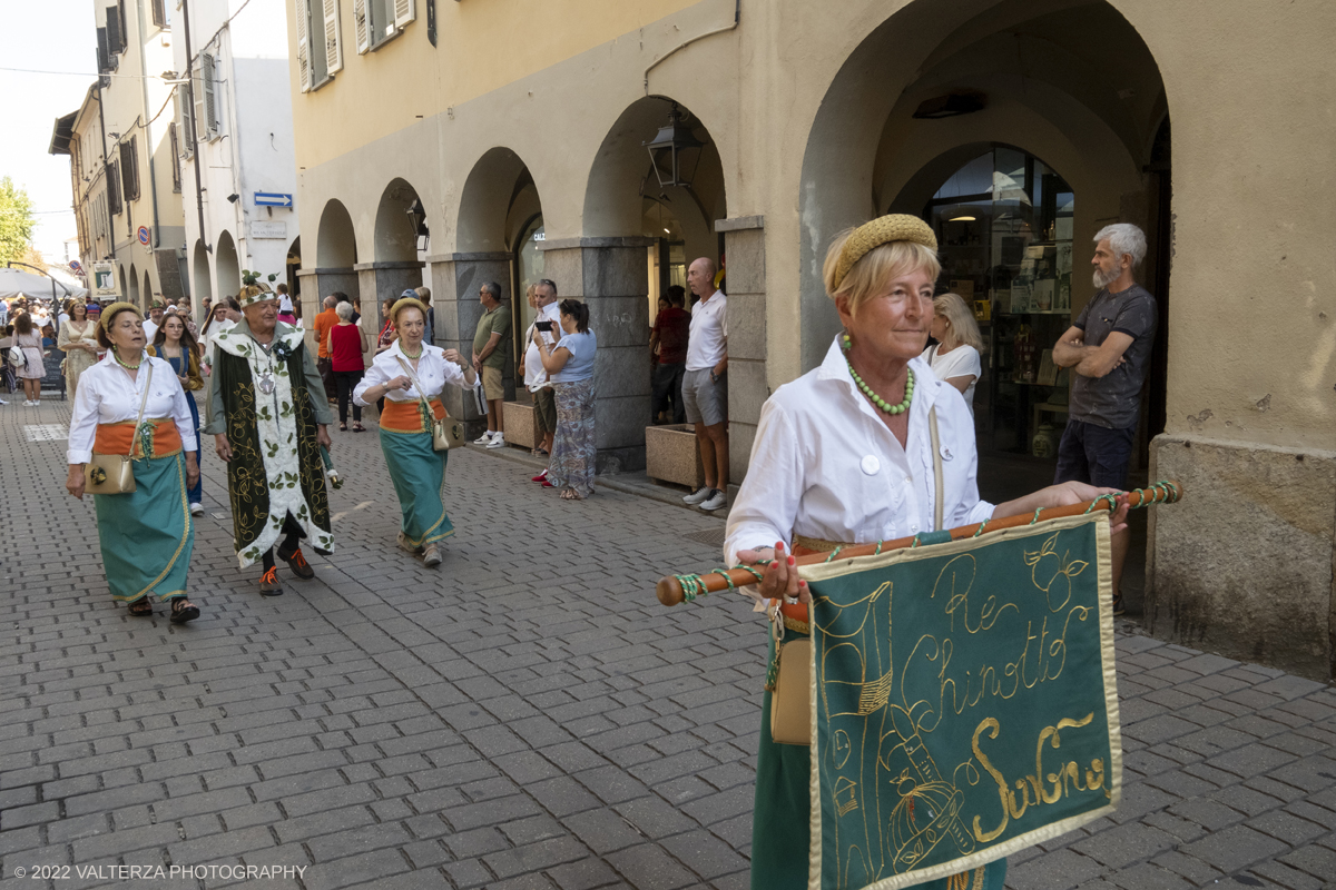 DSCF2812.jpg - 04/09/2022. Carmagnola. Nell'ambito della 73^ edizione della fiera Fiera Ã¨ andato in scena il peperone day 2022 , torna la nuova edizione della Festa di Re Peperone e della Bela Povronera, con sfilata delle maschere. Nella foto un momento della sfilata del corteo storico