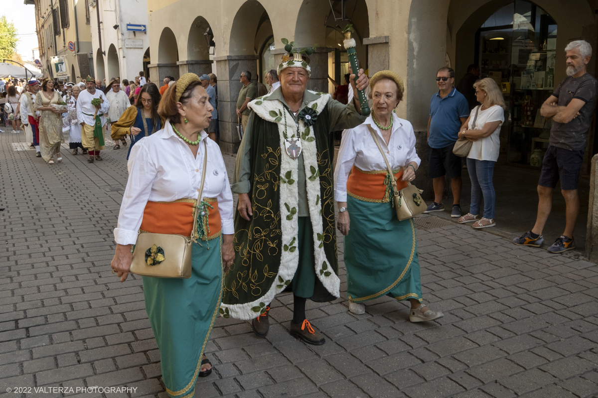 DSCF2827.jpg - 04/09/2022. Carmagnola. Nell'ambito della 73^ edizione della fiera Fiera Ã¨ andato in scena il peperone day 2022 , torna la nuova edizione della Festa di Re Peperone e della Bela Povronera, con sfilata delle maschere. Nella foto un momento della sfilata del corteo storico