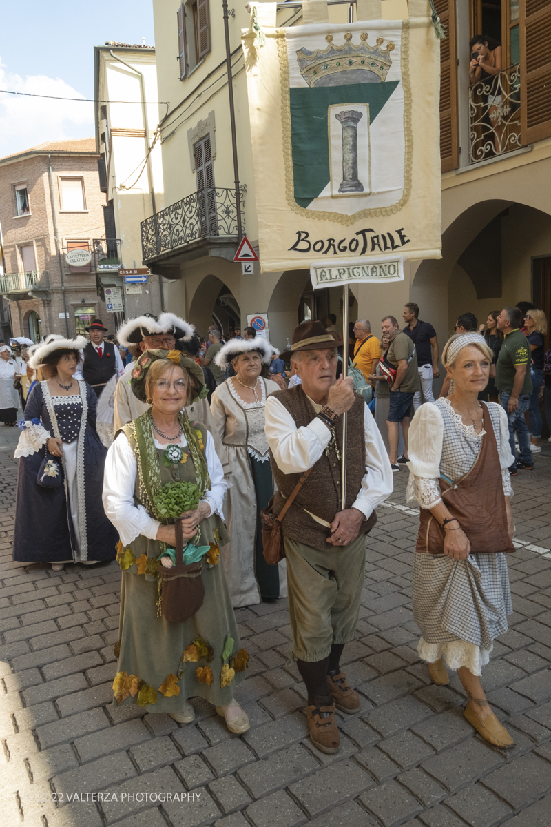 DSCF2939.jpg - 04/09/2022. Carmagnola. Nell'ambito della 73^ edizione della fiera Fiera Ã¨ andato in scena il peperone day 2022 , torna la nuova edizione della Festa di Re Peperone e della Bela Povronera, con sfilata delle maschere. Nella foto un momento della sfilata del corteo storico