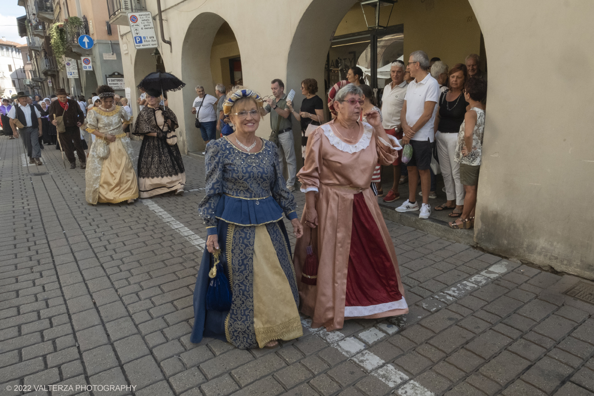 DSCF3117.jpg - 04/09/2022. Carmagnola. Nell'ambito della 73^ edizione della fiera Fiera Ã¨ andato in scena il peperone day 2022 , torna la nuova edizione della Festa di Re Peperone e della Bela Povronera, con sfilata delle maschere. Nella foto un momento della sfilata del corteo storico