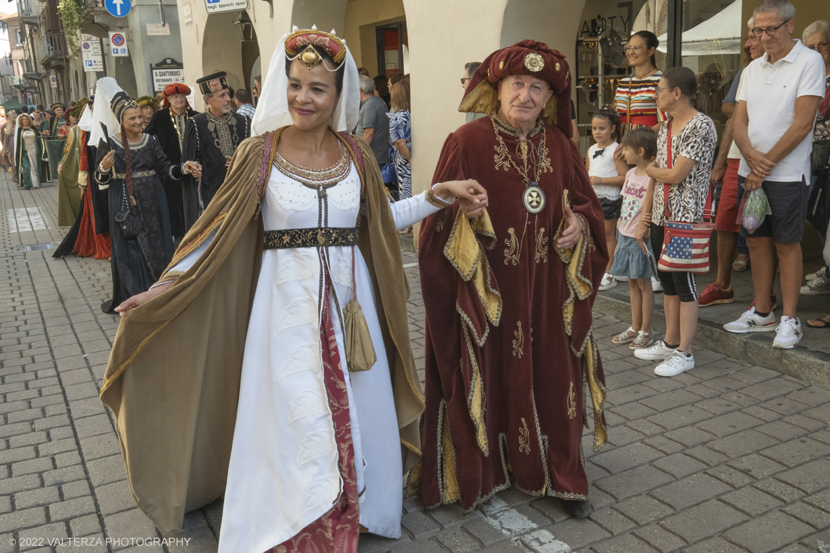 DSCF3237.jpg - 04/09/2022. Carmagnola. Nell'ambito della 73^ edizione della fiera Fiera Ã¨ andato in scena il peperone day 2022 , torna la nuova edizione della Festa di Re Peperone e della Bela Povronera, con sfilata delle maschere. Nella foto un momento della sfilata del corteo storico