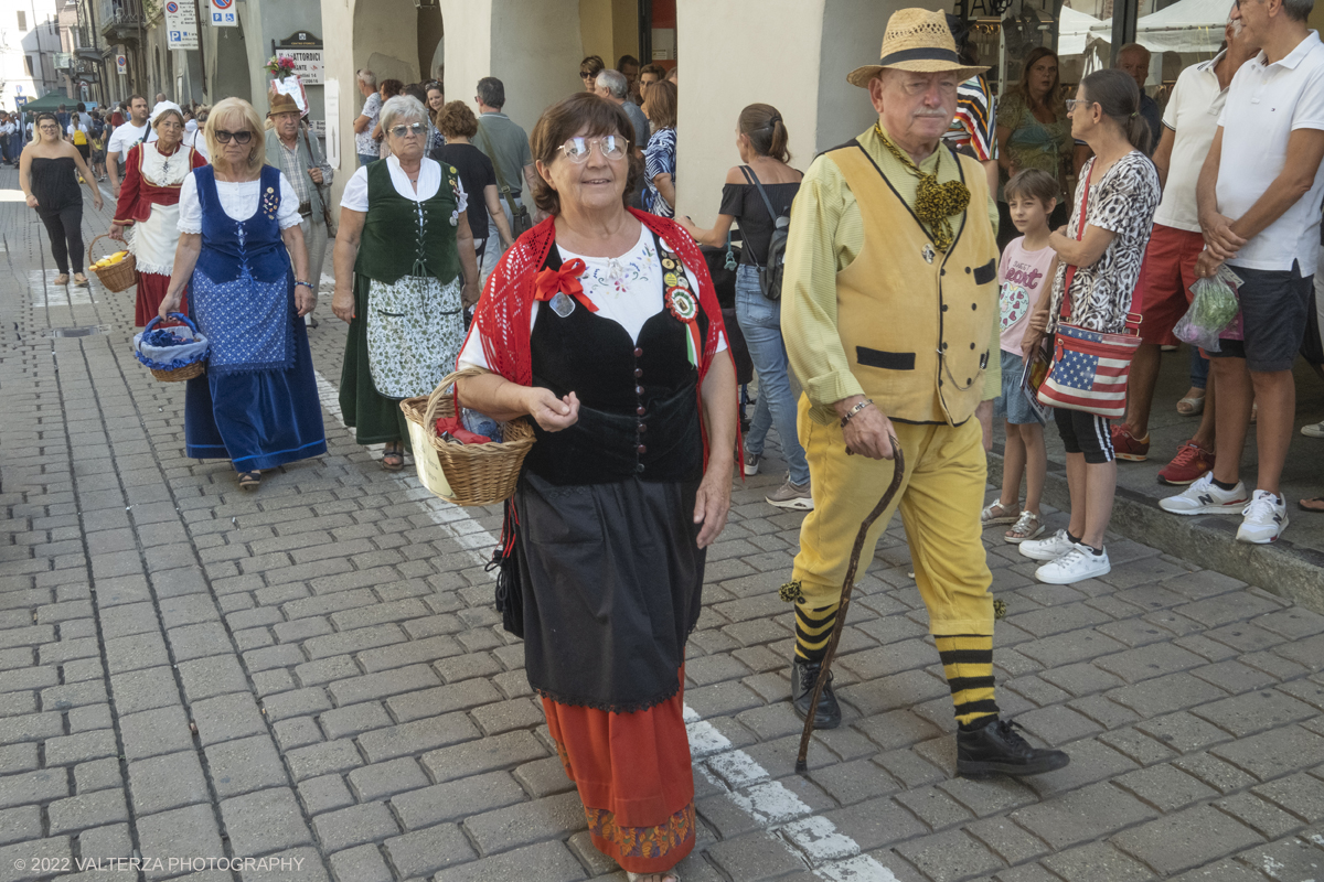 DSCF3347.jpg - 04/09/2022. Carmagnola. Nell'ambito della 73^ edizione della fiera Fiera Ã¨ andato in scena il peperone day 2022 , torna la nuova edizione della Festa di Re Peperone e della Bela Povronera, con sfilata delle maschere. Nella foto un momento della sfilata del corteo storico