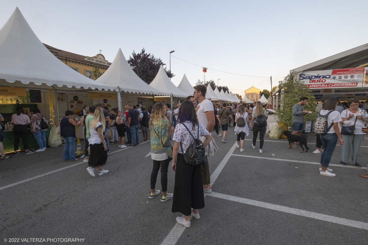 DSCF3461.jpg - 04/09/2022. Carmagnola. Nell'ambito della 73^ edizione della fiera Fiera Ã¨ andato in scena il peperone day 2022 , torna la nuova edizione della Festa di Re Peperone e della Bela Povronera, con sfilata delle maschere. Nella foto in giro per la fiera