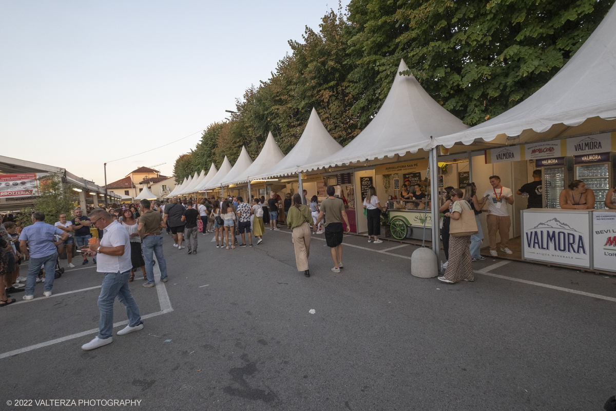 DSCF3477.jpg - 04/09/2022. Carmagnola. Nell'ambito della 73^ edizione della fiera Fiera Ã¨ andato in scena il peperone day 2022 , torna la nuova edizione della Festa di Re Peperone e della Bela Povronera, con sfilata delle maschere. Nella foto in giro per la fiera