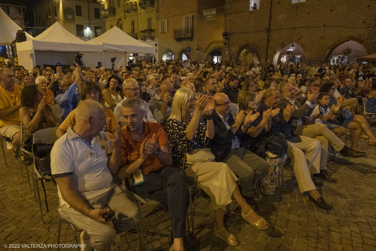 DSCF3527.jpg - 04/09/2022. Carmagnola. Nell'ambito della 73^ edizione della fiera Fiera Ã¨ andato in scena il peperone day 2022 , torna la nuova edizione della Festa di Re Peperone e della Bela Povronera, con sfilata delle maschere. Nella foto il pubblico di piazza Sant'Agostino