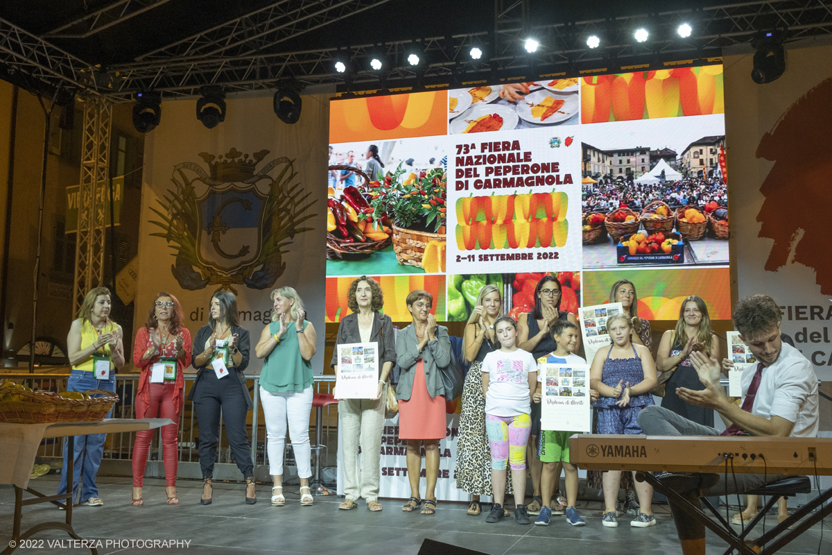 DSCF3555.jpg - 04/09/2022. Carmagnola. Nell'ambito della 73^ edizione della fiera Fiera Ã¨ andato in scena il peperone day 2022 , torna la nuova edizione della Festa di Re Peperone e della Bela Povronera, con sfilata delle maschere. Nella foto un momento della premiazione del nuovo concorso peperone urbano rivolto ai giovani ed alle scuole inferiori