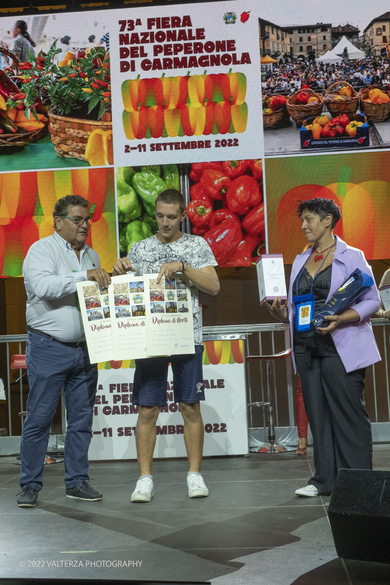 DSCF3736.jpg - 04/09/2022. Carmagnola. Nell'ambito della 73^ edizione della fiera Fiera Ã¨ andato in scena il peperone day 2022 , torna la nuova edizione della Festa di Re Peperone e della Bela Povronera, con sfilata delle maschere. Nella foto un momento della premiazione del tradizionale concorso dei migliori peperoni