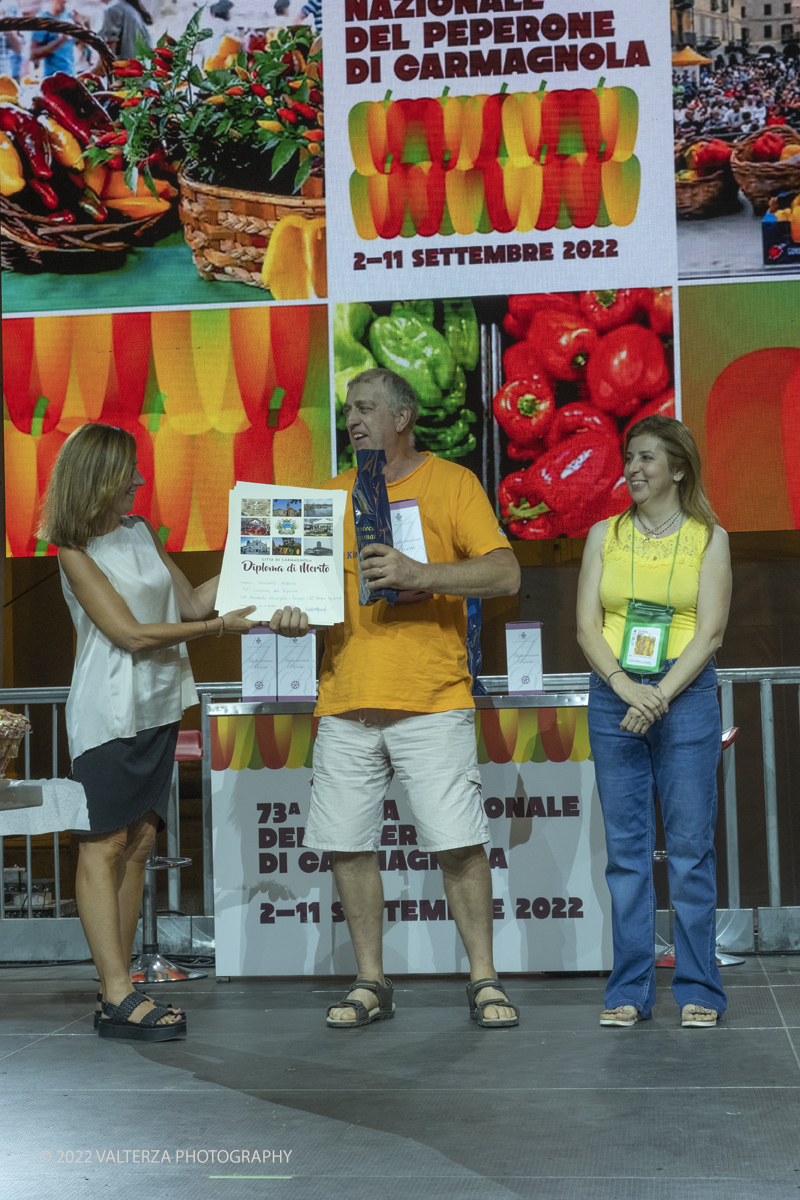 DSCF3773.jpg - 04/09/2022. Carmagnola. Nell'ambito della 73^ edizione della fiera Fiera Ã¨ andato in scena il peperone day 2022 , torna la nuova edizione della Festa di Re Peperone e della Bela Povronera, con sfilata delle maschere. Nella foto un momento della premiazione del tradizionale concorso dei migliori peperoni