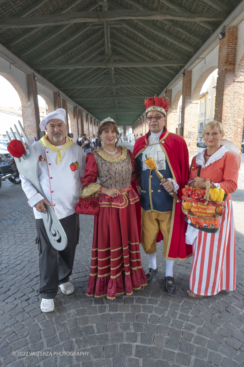 _DSF4772.jpg - 04/09/2022. Carmagnola. Nell'ambito della 73^ edizione della fiera Fiera Ã¨ andato in scena il peperone day 2022 , torna la nuova edizione della Festa di Re Peperone e della Bela Povronera, con sfilata delle maschere. Nella foto il gruppo storico di Re Peperone e della Bela Povronera