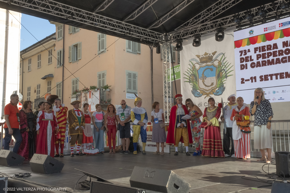 _DSF4819.jpg - 04/09/2022. Carmagnola. Nell'ambito della 73^ edizione della fiera Fiera Ã¨ andato in scena il peperone day 2022 , torna la nuova edizione della Festa di Re Peperone e della Bela Povronera, con sfilata delle maschere. Nella foto l'intervento sul palco del Re Peperone con alcune maschere storiche