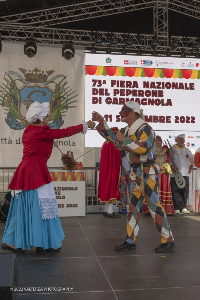 _DSF4847.jpg - 04/09/2022. Carmagnola. Nell'ambito della 73^ edizione della fiera Fiera Ã¨ andato in scena il peperone day 2022 , torna la nuova edizione della Festa di Re Peperone e della Bela Povronera, con sfilata delle maschere. Nella foto Arlecchino e Colombina