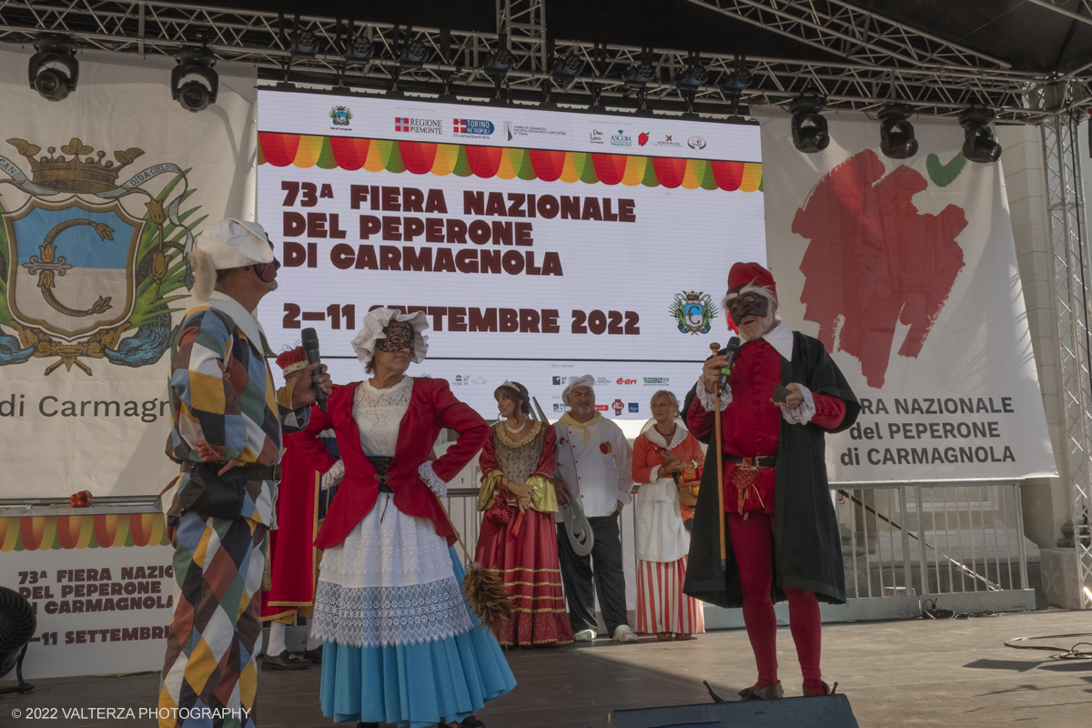 _DSF4854.jpg - 04/09/2022. Carmagnola. Nell'ambito della 73^ edizione della fiera Fiera Ã¨ andato in scena il peperone day 2022 , torna la nuova edizione della Festa di Re Peperone e della Bela Povronera, con sfilata delle maschere. Nella foto Arlecchino Colombina e Pantalone