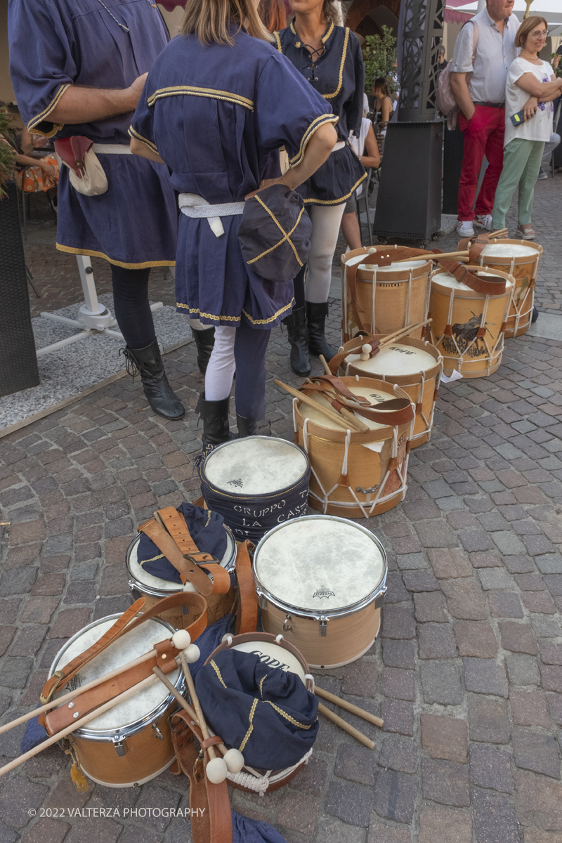 _DSF4858.jpg - 04/09/2022. Carmagnola. Nell'ambito della 73^ edizione della fiera Fiera Ã¨ andato in scena il peperone day 2022 , torna la nuova edizione della Festa di Re Peperone e della Bela Povronera, con sfilata delle maschere. Nella foto un momento di riposo