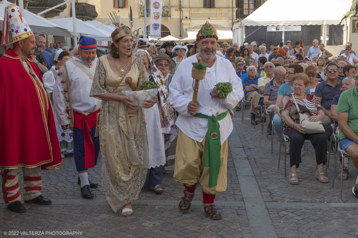 _DSF4865.jpg - 04/09/2022. Carmagnola. Nell'ambito della 73^ edizione della fiera Fiera Ã¨ andato in scena il peperone day 2022 , torna la nuova edizione della Festa di Re Peperone e della Bela Povronera, con sfilata delle maschere. Nella foto gruppi  e personaggi storici della grande sfilata per la festa di Re Peperone   e della Bela Povronera,