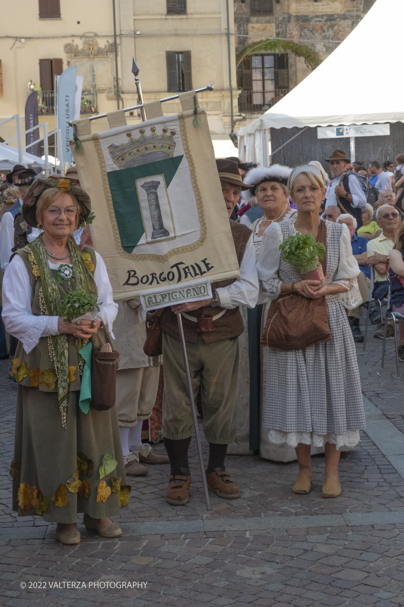 _DSF4871.jpg - 04/09/2022. Carmagnola. Nell'ambito della 73^ edizione della fiera Fiera Ã¨ andato in scena il peperone day 2022 , torna la nuova edizione della Festa di Re Peperone e della Bela Povronera, con sfilata delle maschere. Nella foto gruppi  e personaggi storici della grande sfilata per la festa di Re Peperone   e della Bela Povronera,