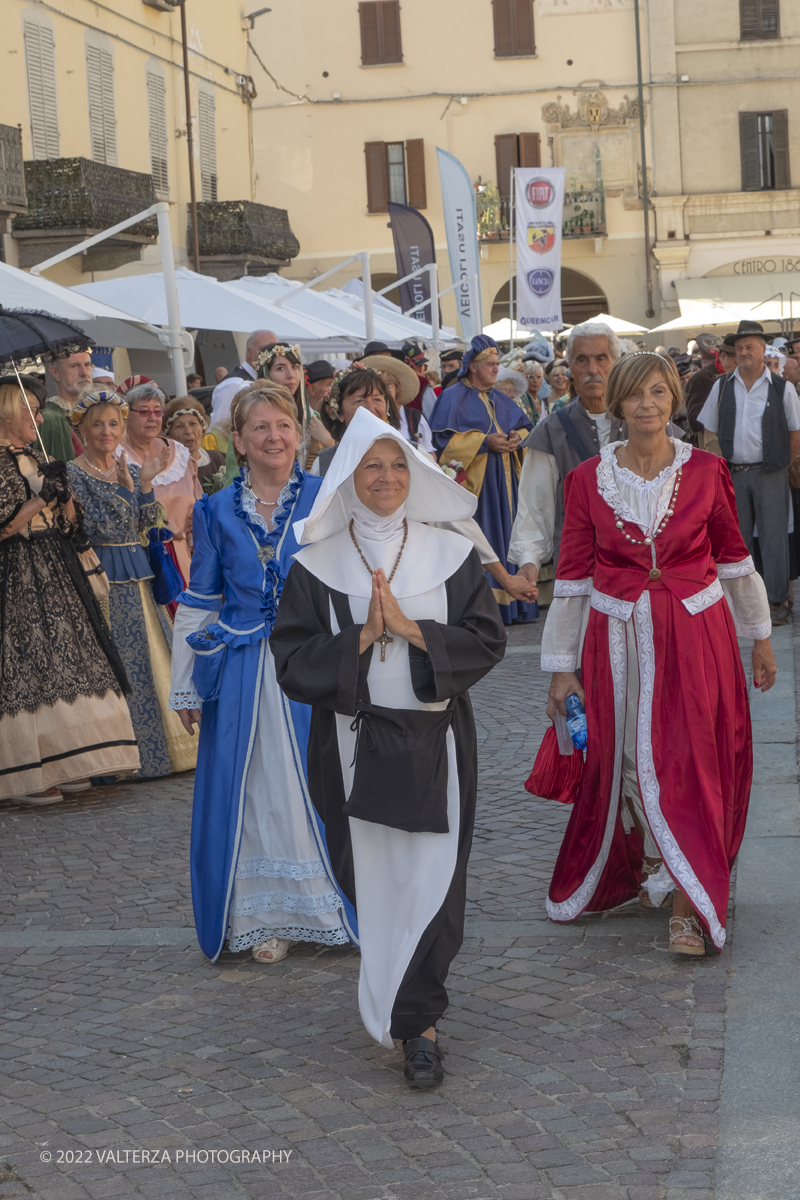 _DSF4906.jpg - 04/09/2022. Carmagnola. Nell'ambito della 73^ edizione della fiera Fiera Ã¨ andato in scena il peperone day 2022 , torna la nuova edizione della Festa di Re Peperone e della Bela Povronera, con sfilata delle maschere. Nella foto gruppi  e personaggi storici della grande sfilata per la festa di Re Peperone   e della Bela Povronera,