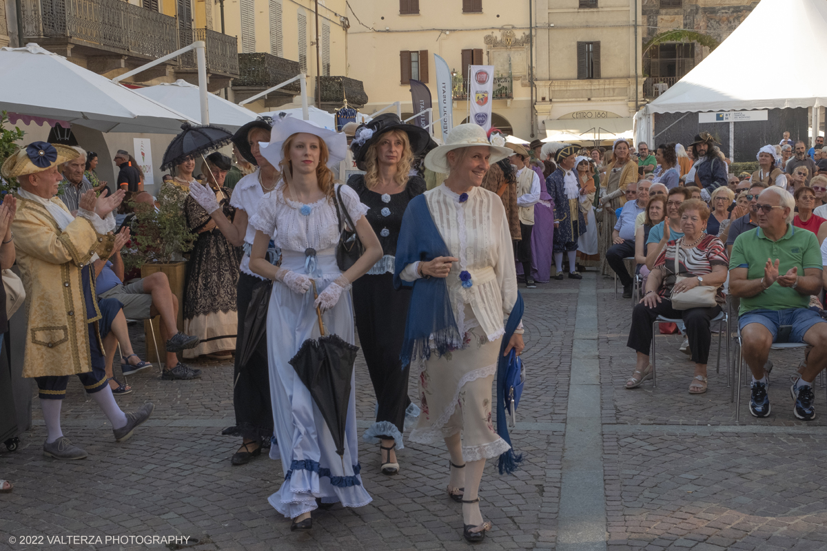 _DSF4933.jpg - 04/09/2022. Carmagnola. Nell'ambito della 73^ edizione della fiera Fiera Ã¨ andato in scena il peperone day 2022 , torna la nuova edizione della Festa di Re Peperone e della Bela Povronera, con sfilata delle maschere. Nella foto gruppi  e personaggi storici della grande sfilata per la festa di Re Peperone   e della Bela Povronera,
