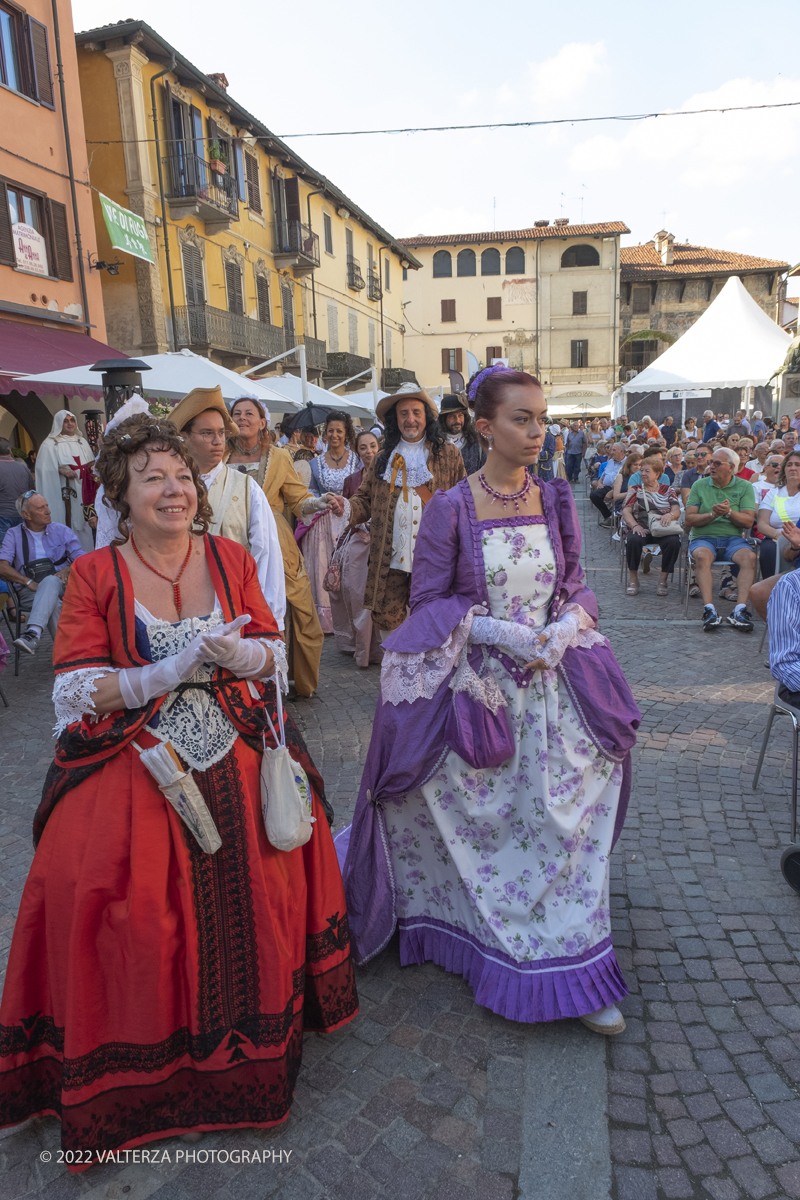 _DSF4950.jpg - 04/09/2022. Carmagnola. Nell'ambito della 73^ edizione della fiera Fiera Ã¨ andato in scena il peperone day 2022 , torna la nuova edizione della Festa di Re Peperone e della Bela Povronera, con sfilata delle maschere. Nella foto gruppi  e personaggi storici della grande sfilata per la festa di Re Peperone   e della Bela Povronera,