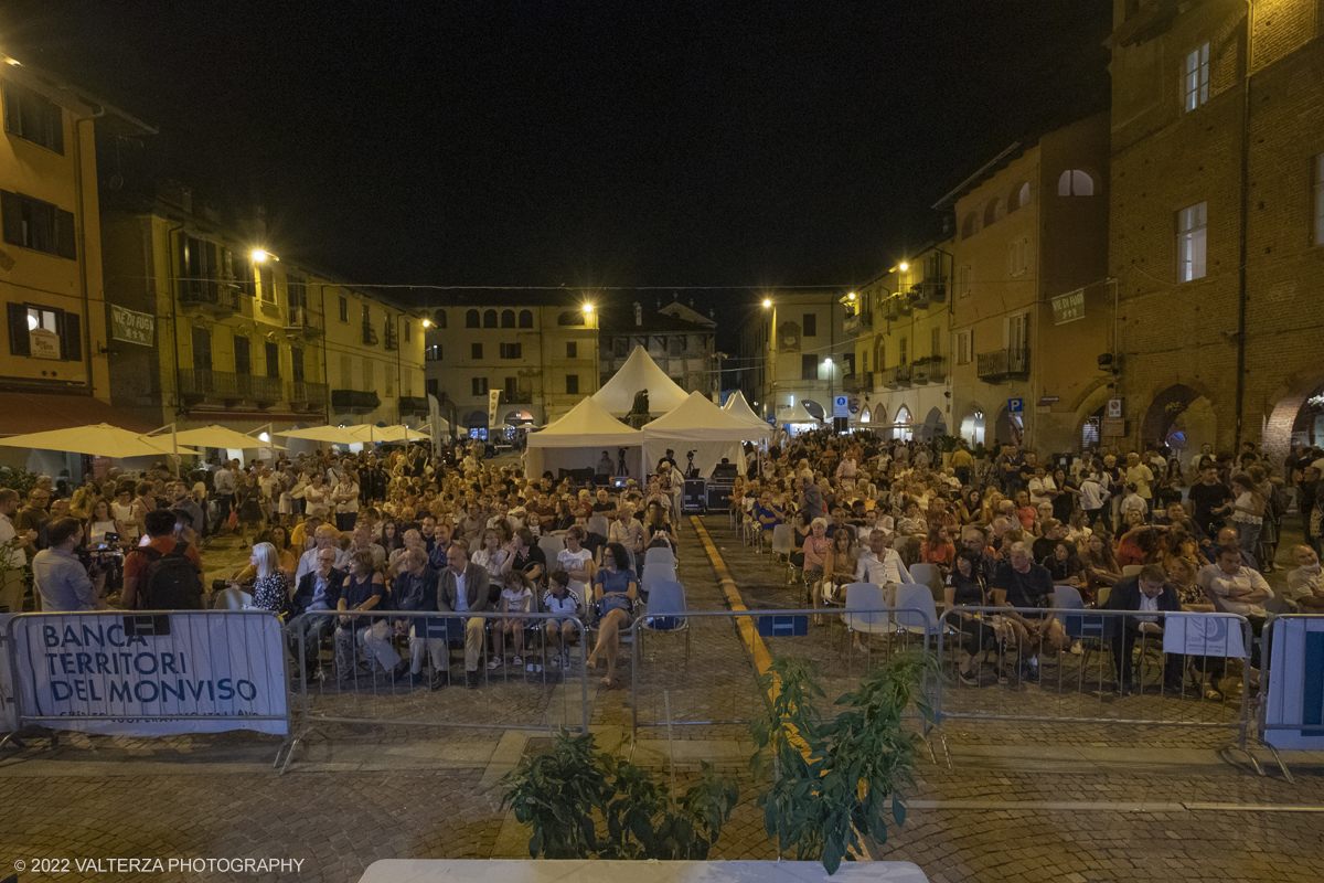 _DSF5022.jpg - 04/09/2022. Carmagnola. Nell'ambito della 73^ edizione della fiera Fiera Ã¨ andato in scena il peperone day 2022 , torna la nuova edizione della Festa di Re Peperone e della Bela Povronera, con sfilata delle maschere. Nella foto il pubblico di piazza Sant'Agostino