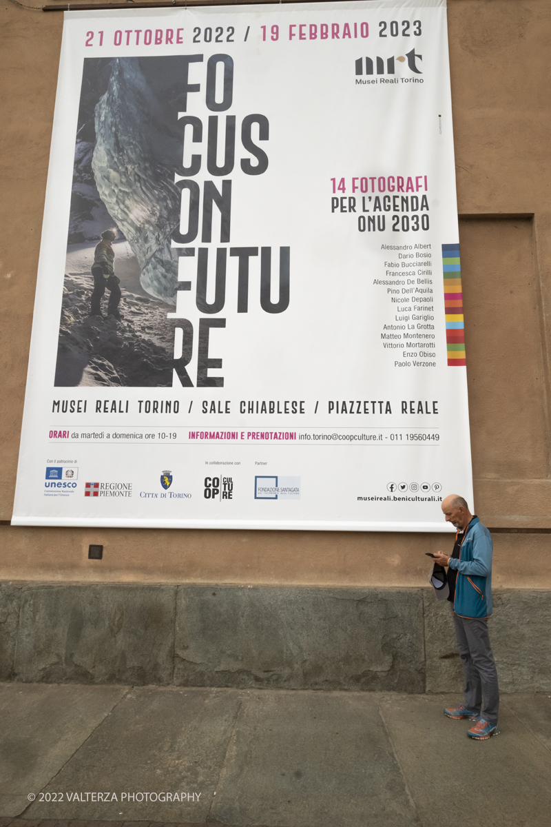 _DSF3456.jpg - 20/10/2022. Torino. La mostra "Focus on Future" racconta in 200 scatti le situazioni di fragilitÃ  del nostro pianeta . Nella foto la pubblicitÃ  della mostra nella piazzetta reale