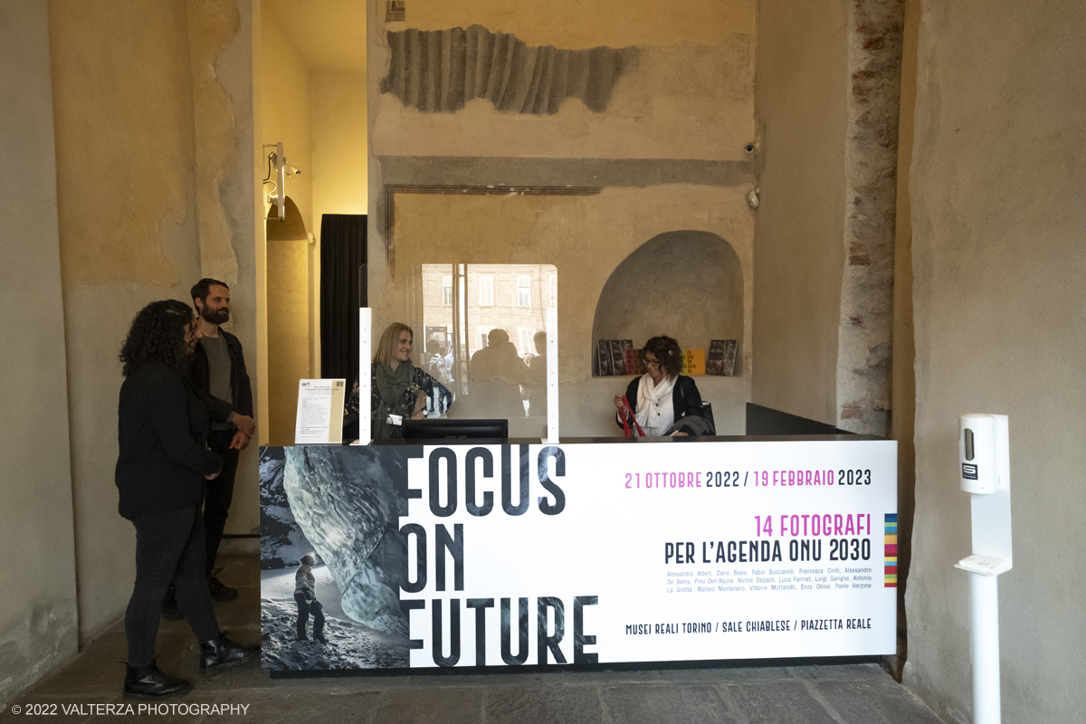 _DSF3460.jpg - 20/10/2022. Torino. La mostra "Focus on Future" racconta in 200 scatti le situazioni di fragilitÃ  del nostro pianeta . Nella foto l'area di ingresso alla mostra