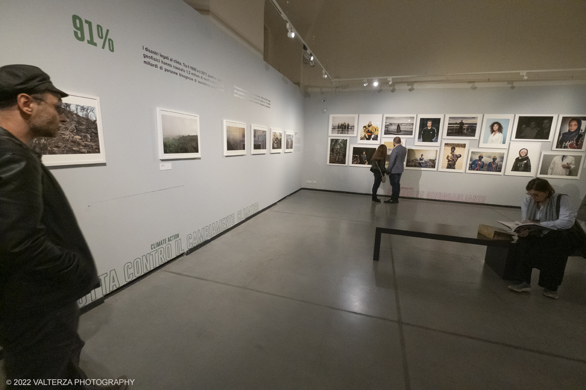 _DSF3714.jpg - 20/10/2022. Torino. La mostra "Focus on Future" racconta in 200 scatti le situazioni di fragilitÃ  del nostro pianeta . Nella foto in visita alla mostra