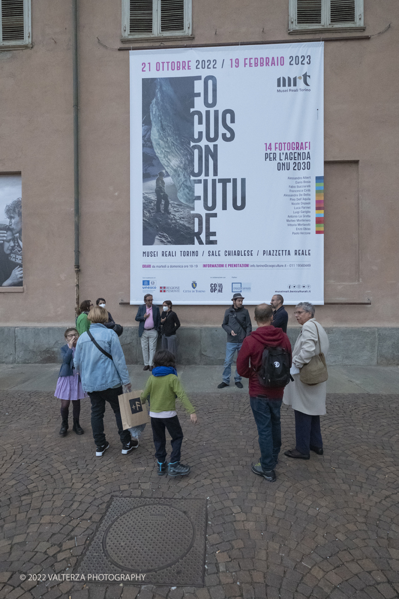 _DSF3759.jpg - 20/10/2022. Torino. La mostra "Focus on Future" racconta in 200 scatti le situazioni di fragilitÃ  del nostro pianeta . Nella foto la pubblicitÃ  della mostra nella piazzetta reale