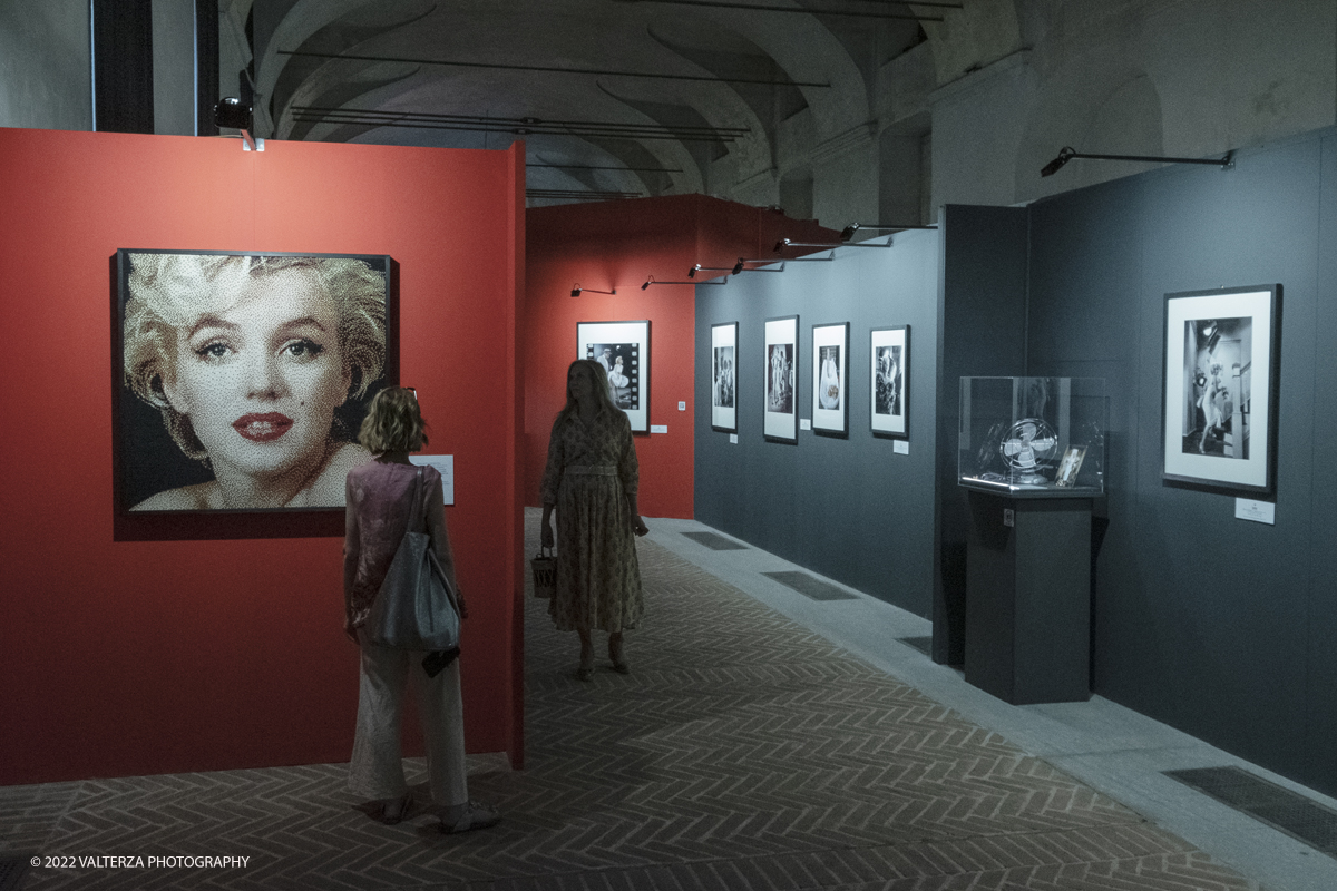 _DSF0086.jpg - 01/07/2022. Torino. A sessantâ€™anni dalla morte della Monroe, una mostra-evento con memorabilia originali, in parte esposti in anteprima mondiale e le fotografie , scattate dal fotografo,suo amico storico ,Sam Shaw. Nella foto in visita alla mostra