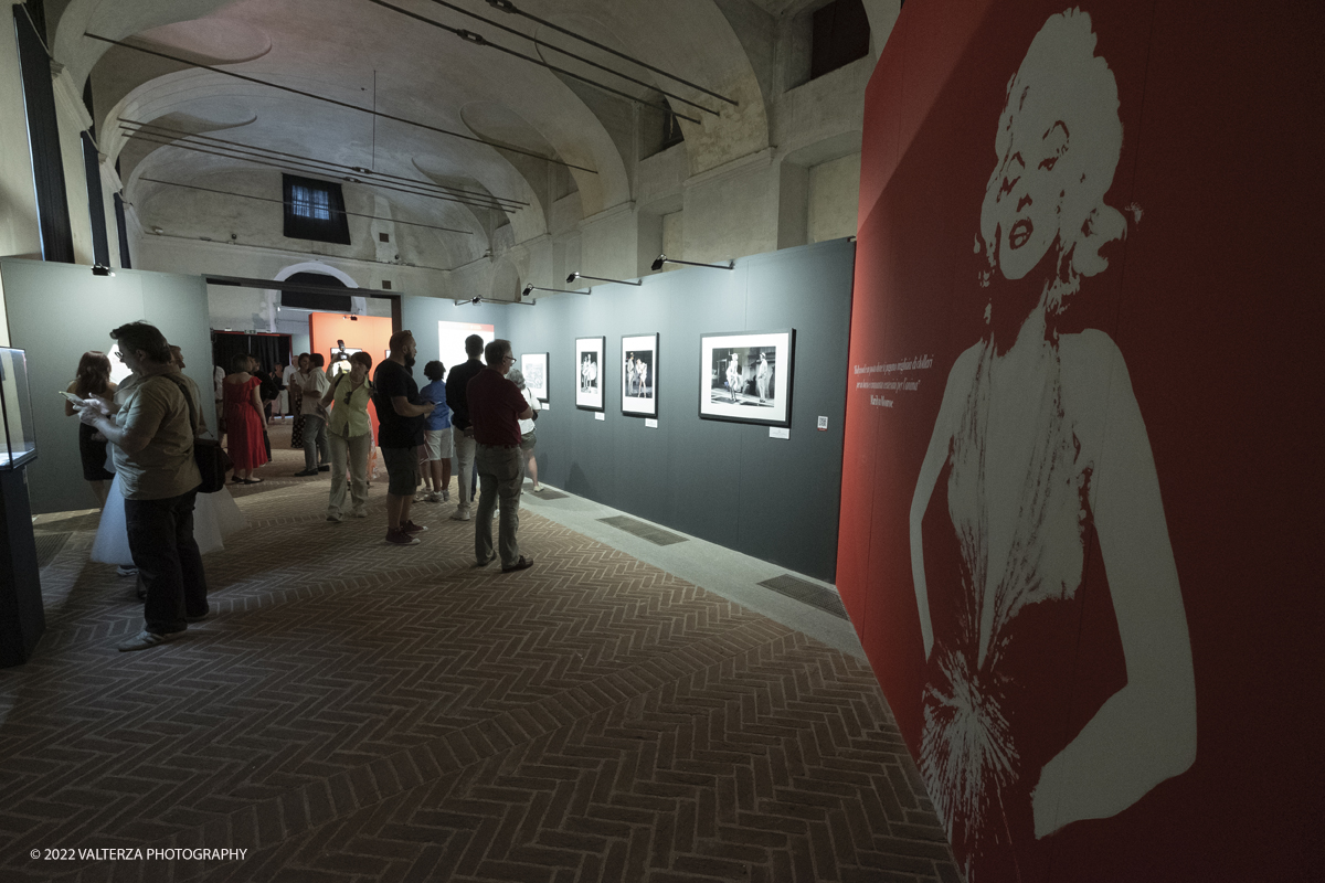 _DSF9830.jpg - 01/07/2022. Torino. A sessantâ€™anni dalla morte della Monroe, una mostra-evento con memorabilia originali, in parte esposti in anteprima mondiale e le fotografie , scattate dal fotografo,suo amico storico ,Sam Shaw. Nella foto in visita alla mostra