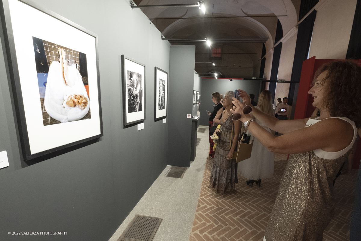 _DSF9846.jpg - 01/07/2022. Torino. A sessantâ€™anni dalla morte della Monroe, una mostra-evento con memorabilia originali, in parte esposti in anteprima mondiale e le fotografie , scattate dal fotografo,suo amico storico ,Sam Shaw. Nella foto in visita alla mostra