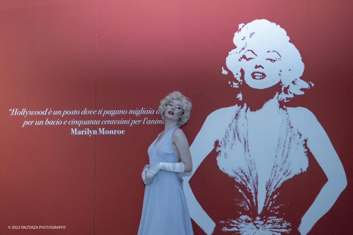 _DSF9857.jpg - 01/07/2022. Torino. A sessantâ€™anni dalla morte della Monroe, una mostra-evento con memorabilia originali, in parte esposti in anteprima mondiale e le fotografie , scattate dal fotografo,suo amico storico ,Sam Shaw. Nella foto modella truccata e pettinata in style Marilyn posa per i fotografi