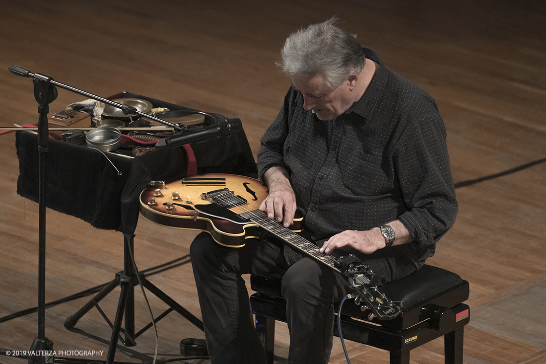 _G3I2948.jpg - 28/04/2019.Torino,.Attivo da oltre cinquantâ€™anni nei piuÌ€ disparati contesti musicali, Fred Frith eÌ€ un vero pioniere della chitarra elettrica, fin dai tempi di gruppi avant rock come Henry Cow o Massacre (con Bill Laswell). Come improvvisatore radicale ha suonato con figure del calibro di Robert Wyatt o John Zorn e come compositore ha visto suoi lavori interpretati da affermati ensemble di musica contemporanea. Nella foto Fred Frith nella esibizione "solo electric guitar" sul palco del conservatorio Giuseppe Verdi.