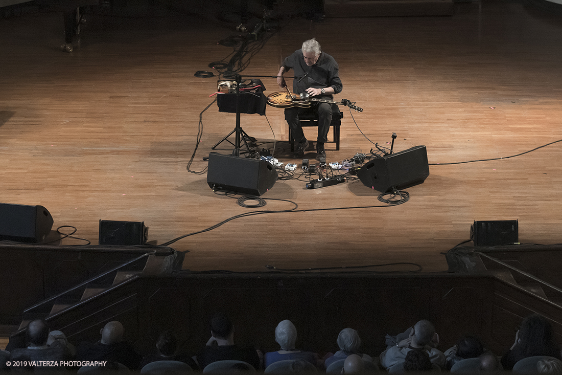 _G3I2974.jpg - 28/04/2019.Torino,.Attivo da oltre cinquantâ€™anni nei piuÌ€ disparati contesti musicali, Fred Frith eÌ€ un vero pioniere della chitarra elettrica, fin dai tempi di gruppi avant rock come Henry Cow o Massacre (con Bill Laswell). Come improvvisatore radicale ha suonato con figure del calibro di Robert Wyatt o John Zorn e come compositore ha visto suoi lavori interpretati da affermati ensemble di musica contemporanea. Nella foto Fred Frith nella esibizione "solo electric guitar" sul palco del conservatorio Giuseppe Verdi.