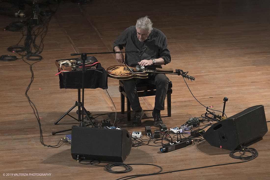 _G3I2975.jpg - 28/04/2019.Torino,.Attivo da oltre cinquantâ€™anni nei piuÌ€ disparati contesti musicali, Fred Frith eÌ€ un vero pioniere della chitarra elettrica, fin dai tempi di gruppi avant rock come Henry Cow o Massacre (con Bill Laswell). Come improvvisatore radicale ha suonato con figure del calibro di Robert Wyatt o John Zorn e come compositore ha visto suoi lavori interpretati da affermati ensemble di musica contemporanea. Nella foto Fred Frith nella esibizione "solo electric guitar" sul palco del conservatorio Giuseppe Verdi.