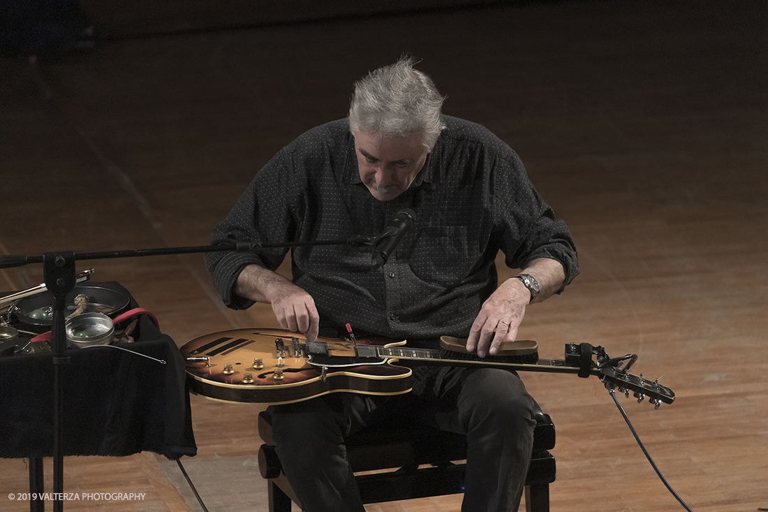 _G3I2982.jpg - 28/04/2019.Torino,.Attivo da oltre cinquantâ€™anni nei piuÌ€ disparati contesti musicali, Fred Frith eÌ€ un vero pioniere della chitarra elettrica, fin dai tempi di gruppi avant rock come Henry Cow o Massacre (con Bill Laswell). Come improvvisatore radicale ha suonato con figure del calibro di Robert Wyatt o John Zorn e come compositore ha visto suoi lavori interpretati da affermati ensemble di musica contemporanea. Nella foto Fred Frith nella esibizione "solo electric guitar" sul palco del conservatorio Giuseppe Verdi.