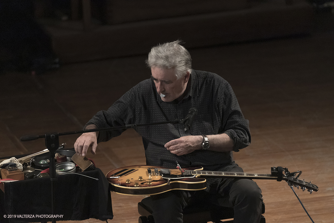 _G3I2990.jpg - 28/04/2019.Torino,.Attivo da oltre cinquantâ€™anni nei piuÌ€ disparati contesti musicali, Fred Frith eÌ€ un vero pioniere della chitarra elettrica, fin dai tempi di gruppi avant rock come Henry Cow o Massacre (con Bill Laswell). Come improvvisatore radicale ha suonato con figure del calibro di Robert Wyatt o John Zorn e come compositore ha visto suoi lavori interpretati da affermati ensemble di musica contemporanea. Nella foto Fred Frith nella esibizione "solo electric guitar" sul palco del conservatorio Giuseppe Verdi.